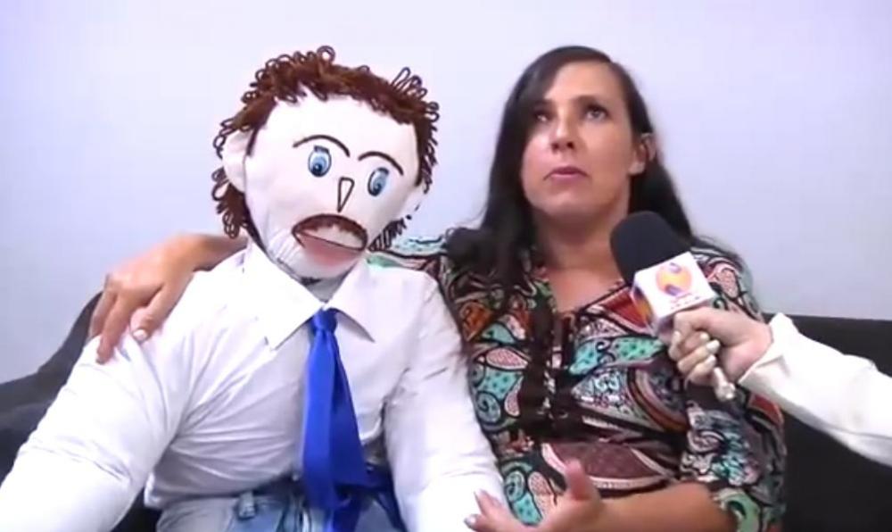 Mulher se casa com boneco, chamado Marcelo, e diz estar grávida dele