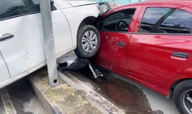 Dois carros se envolvem em grave acidente no bairro Aleixo, em Manaus