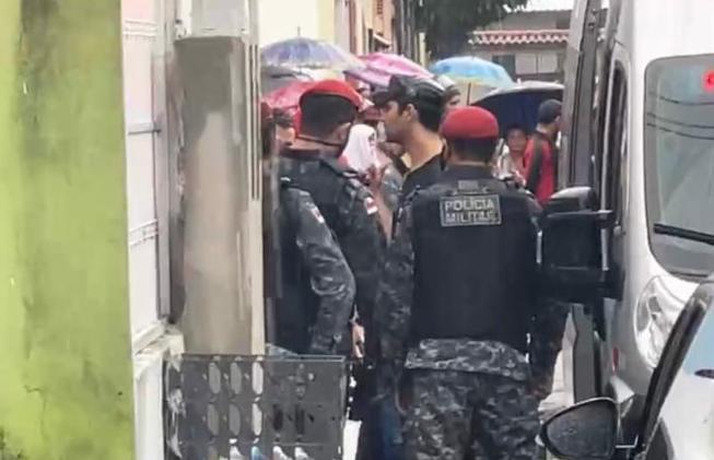 Homem que fez família refém se entrega à polícia após mais de 10 horas