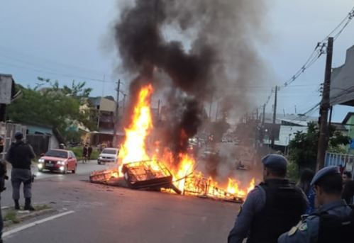 Após perdas durante chuva, moradores fazem protesto em avenida de Manaus