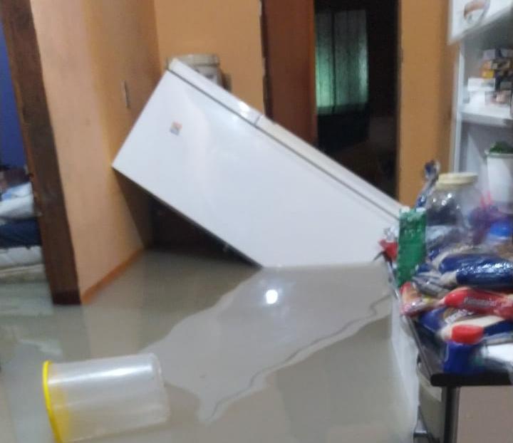 Moradores perdem bens durante forte chuva no bairro Gustavo Nascimento, em Manaus 