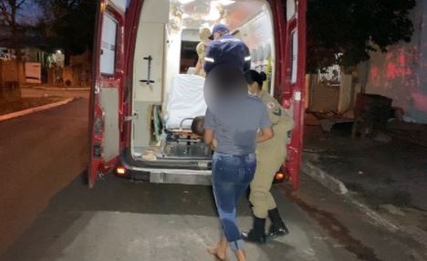 Pai esfaqueia filho de oito meses ao tentar matar sua esposa