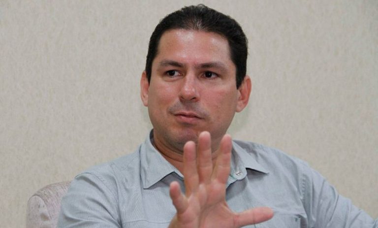 Deputado Marcelo Ramos dá alfinetada em Bolsonaro: “chega dessa aberração”