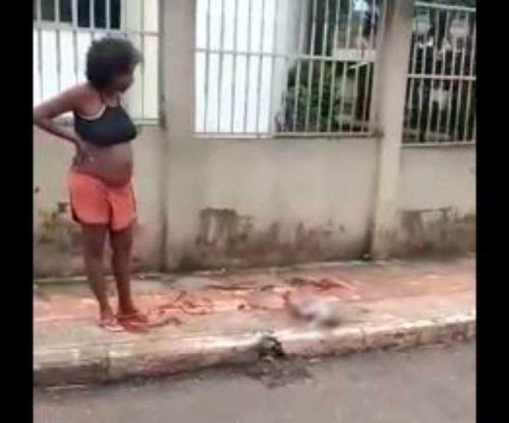 Mulher dá à luz na rua e deixa seu bebê jogado na calçada