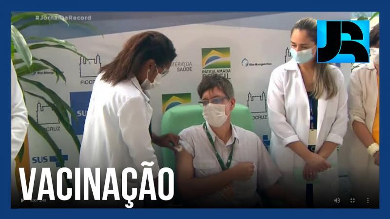 Doses da vacina de Oxford começam a ser aplicadas e são distribuídas entre todos os estados